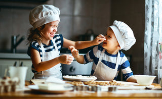 https://www.moth-prevention.com/cdn/shop/articles/children_playing_with_flour_while_baking_in_the_kitchen_320x.jpg?v=1692969876